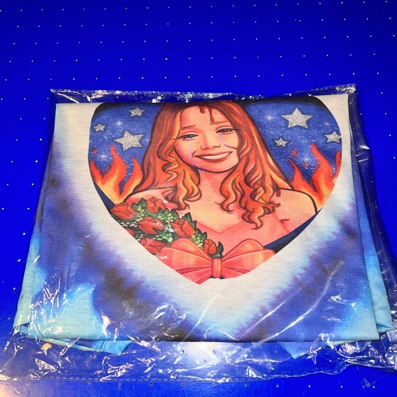 Carrie shirt and keychain - Picture 4 of 7